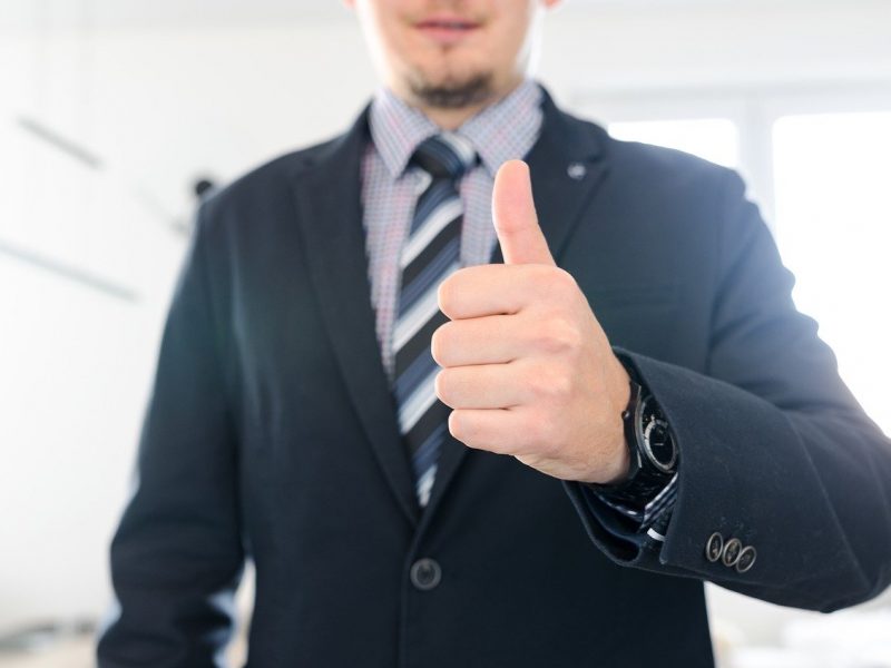 Que pensez-vous du costume-cravate au travail ?